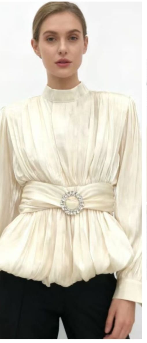 BLUSA DRAPEADA ADORNO HEBILLA
