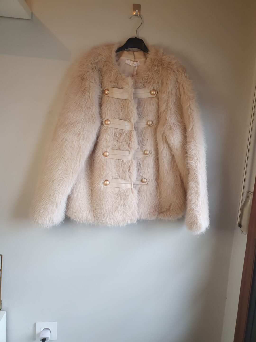 CAZADORA PELO APLIQUES