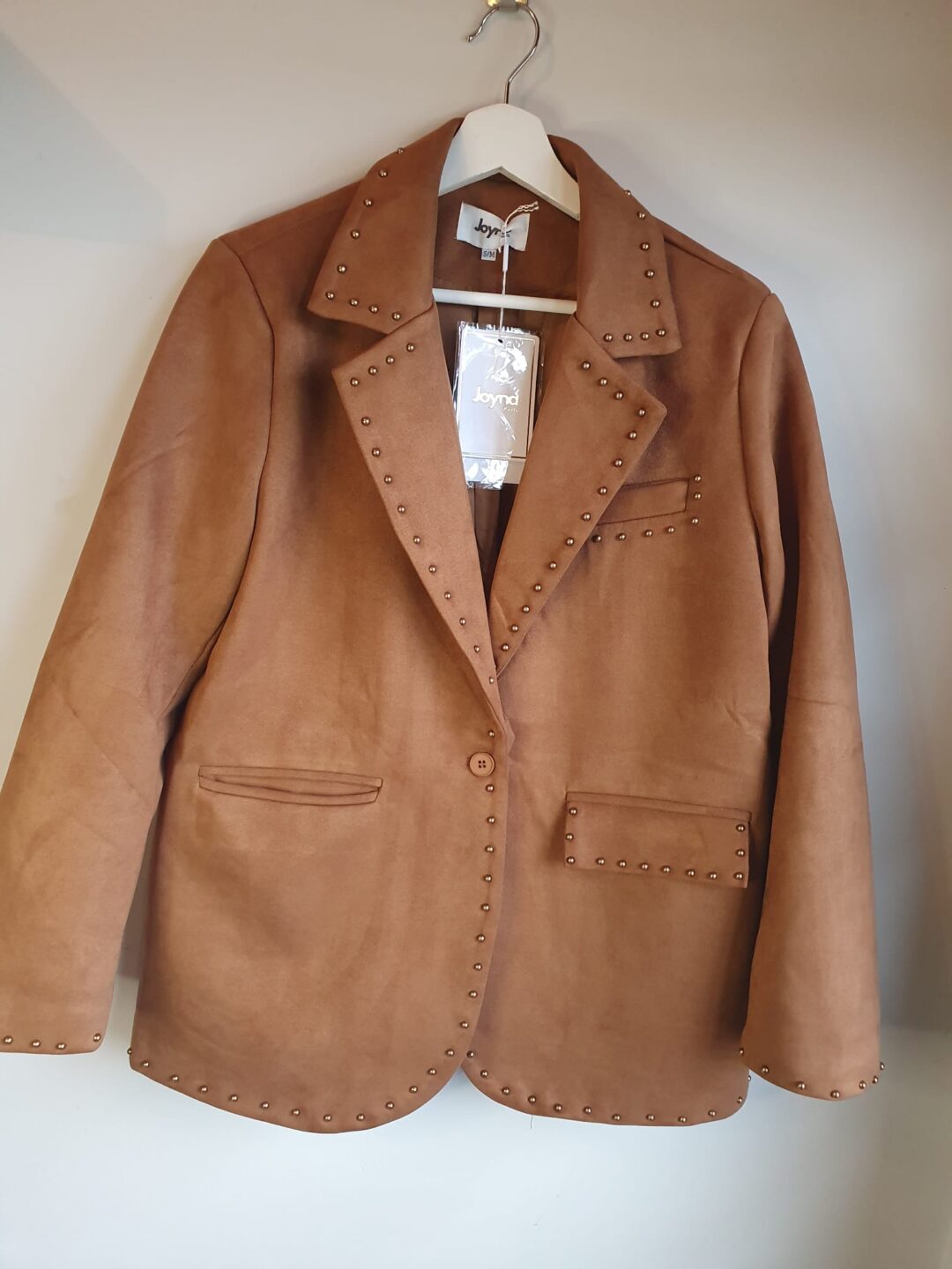 CHAQUETA ANTELINA CON TACHUELAS